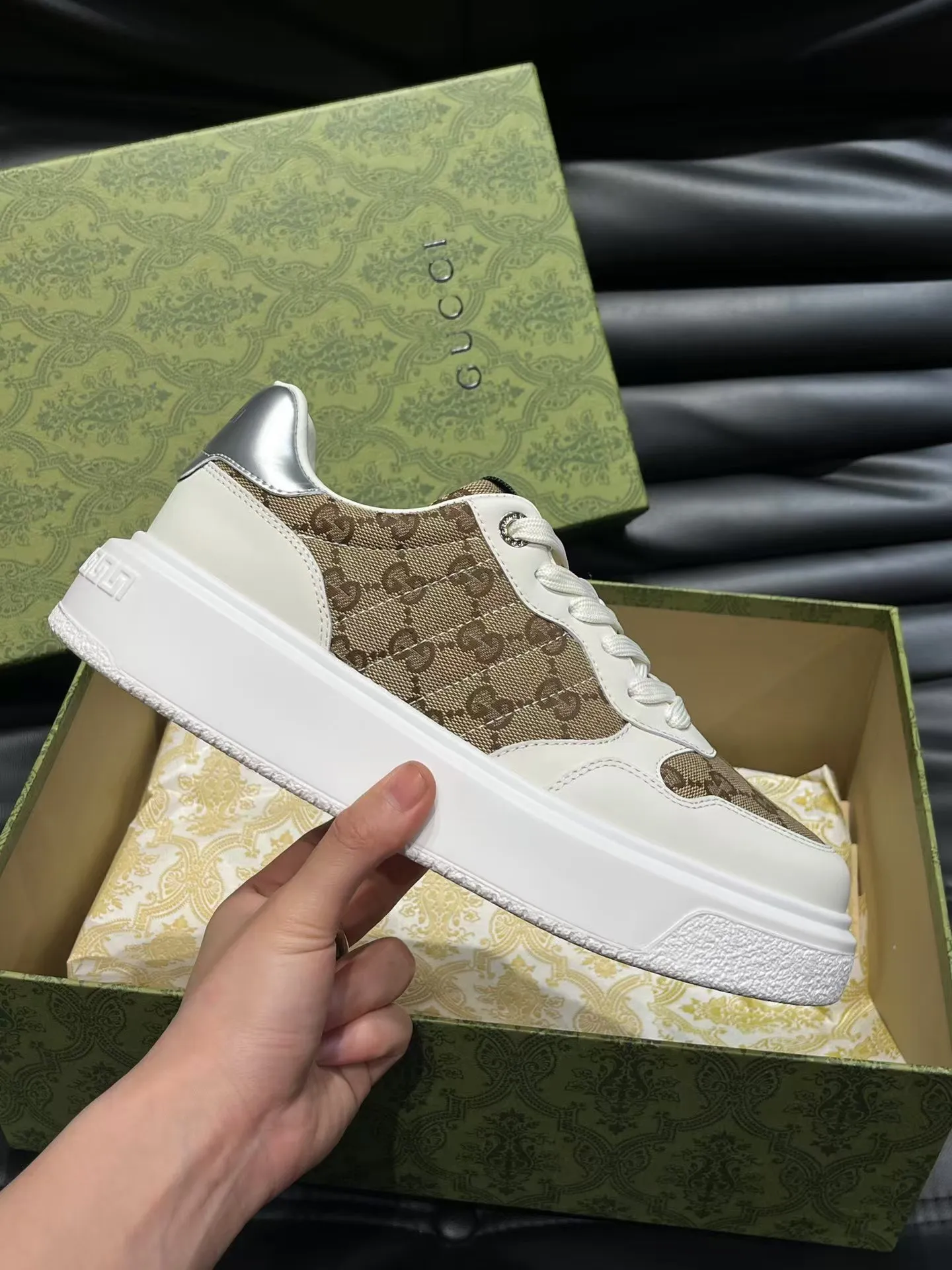 P460 new men's shoes GUCCI [Lightning] latest shoes are shipped. Original quality, fashionable, special materials, sheepskin lining, new packaging. The foot feels super comfortable and the workmanship is impeccable. Size: 38-45